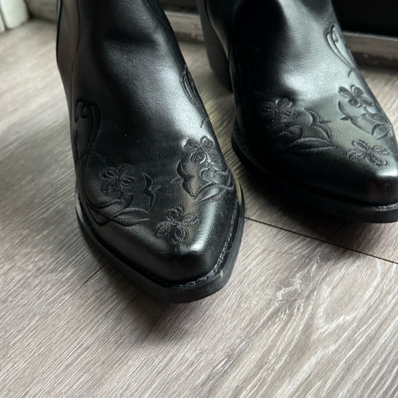 Concert 🎶 Ready Cowboy Black Embroidered Women's Boots - Picture 6 of 6